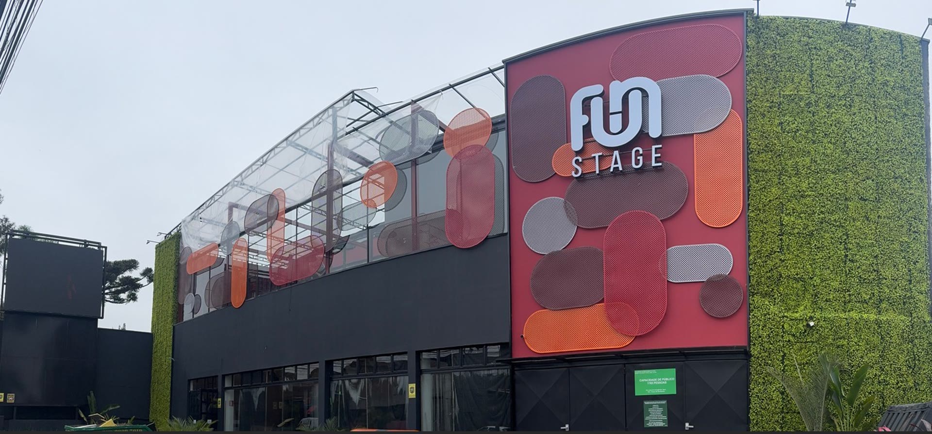 Fachada do Fun Stage em Curitiba com painel de LED e jardim vertical