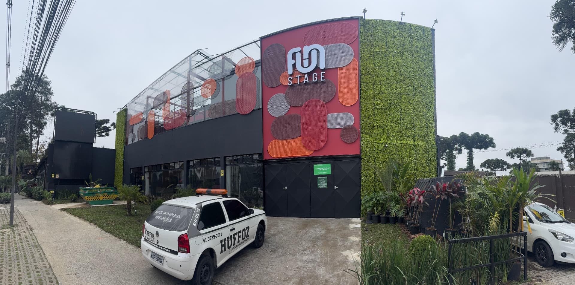 Fachada da Fun Stage com painel de LED e jardim vertical