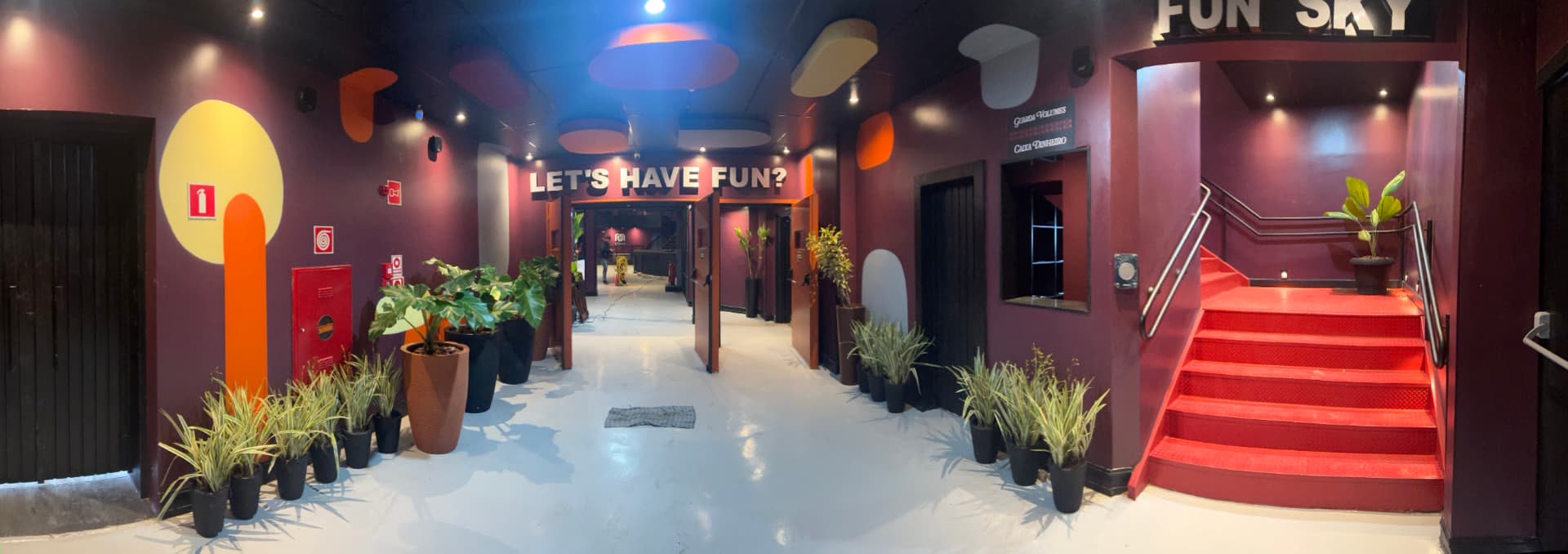 Entrada da Fun Stage com letreiro neon
