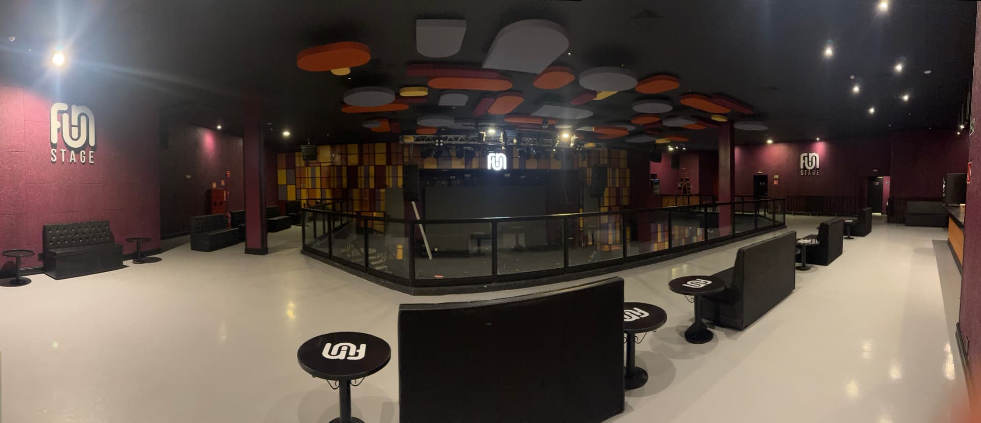 Mezanino da Fun Stage com lounges e bar